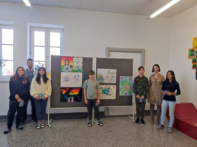 Schüler der 3. Klassen vor ihren Kunstwerken